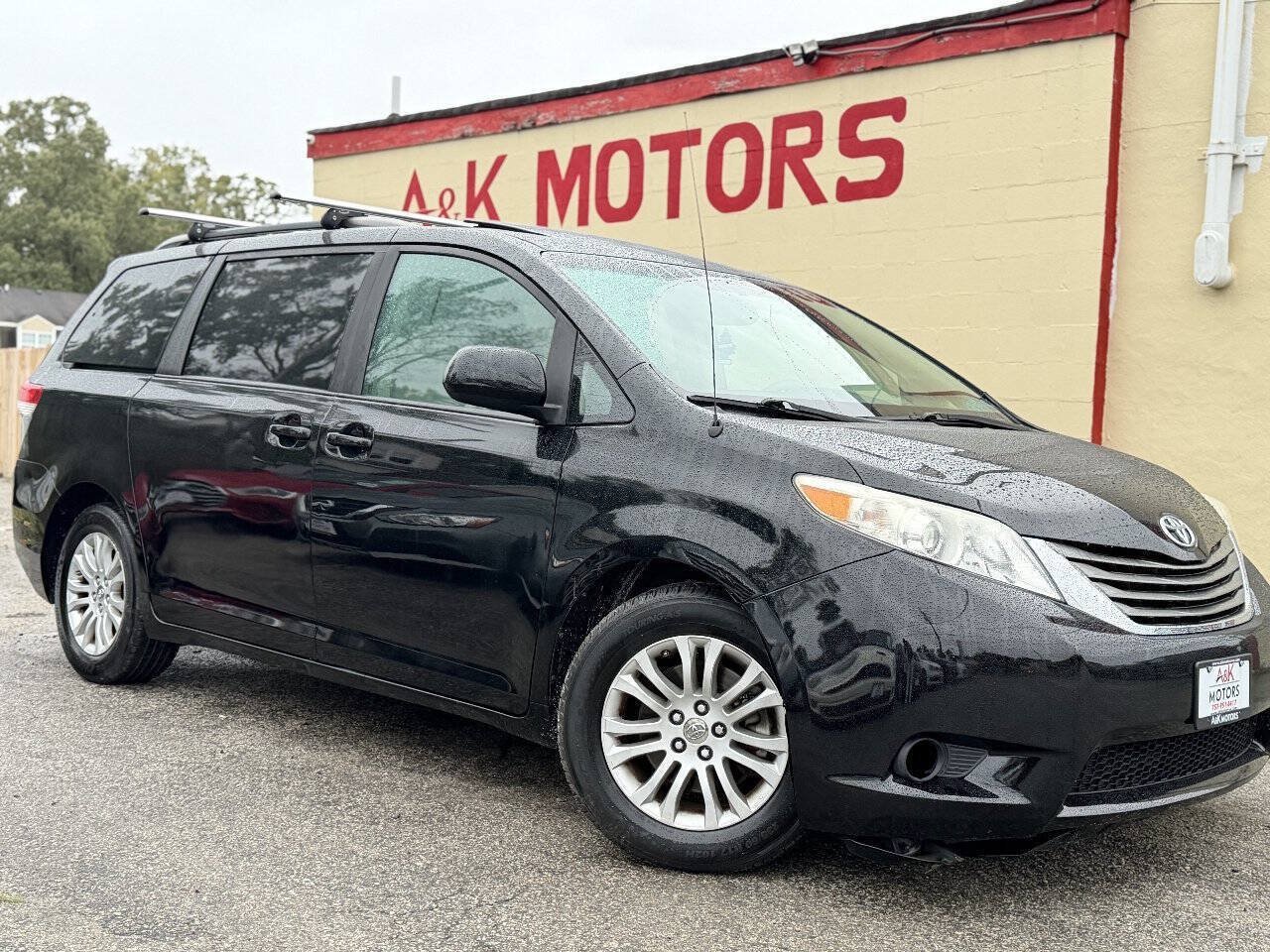 Used 2011 Toyota Sienna XLE FWD image 1