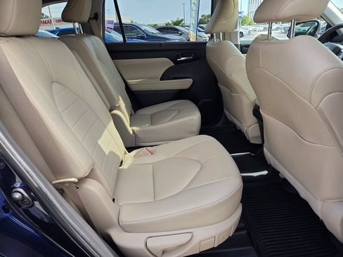 Used 2023 Toyota Highlander XLE FWD image 16