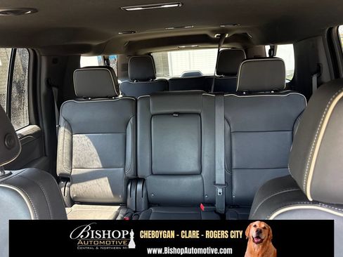 Used 2024 GMC Yukon XL SLT AWD/4WD image 6