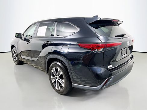Used 2023 Toyota Highlander XLE image 8