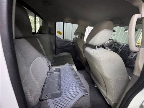 Used 2021 Nissan Frontier SV image 3