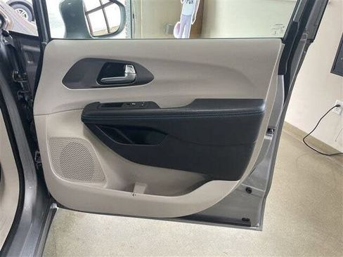 Used 2021 Chrysler Pacifica Touring FWD image 20
