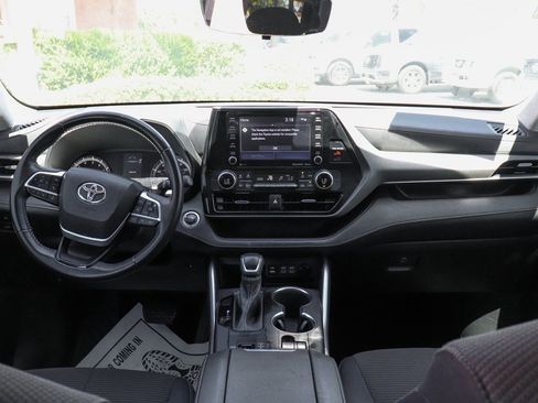 Used 2022 Toyota Highlander LE image 25