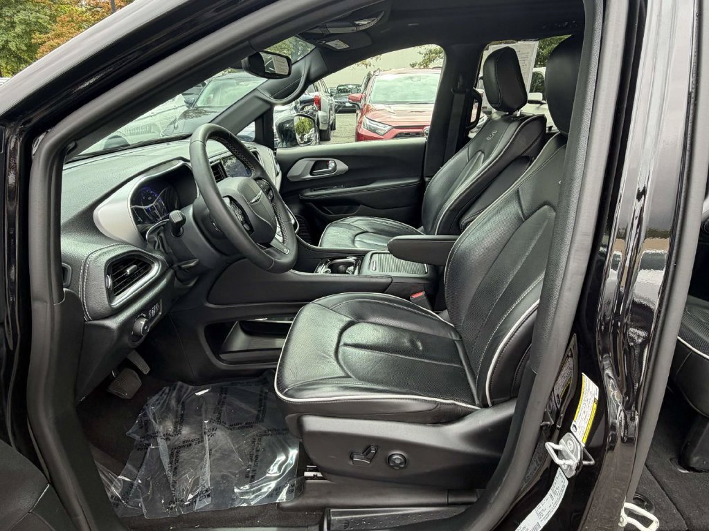 Used 2025 Chrysler Pacifica Limited FWD image 15