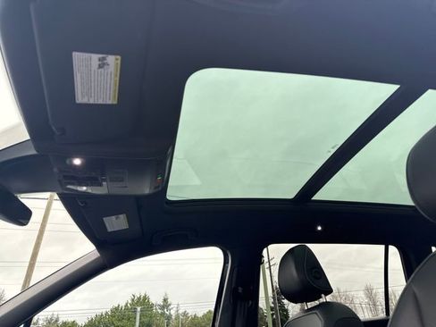 Used 2023 Volkswagen Tiguan SE R-Line image 31