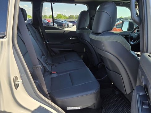 Used 2025 Lexus GX 550 w/ Accessory Package (32) AWD/4WD image 13