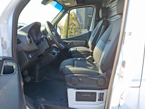 Used 2025 Mercedes-Benz Sprinter 2500 image 14