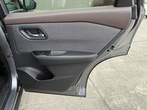 Used 2021 Nissan Rogue SV image 30