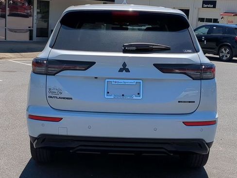 New 2026 Mitsubishi Outlander LE FWD image 4