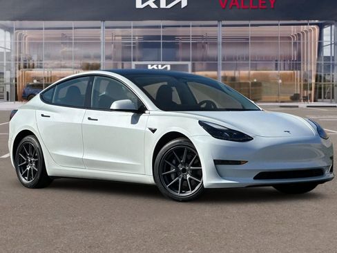 Used 2023 Tesla Model 3 Standard Range image 2
