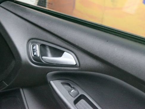 Used 2017 Ford Focus SE w/ SE Winter Package FWD image 9