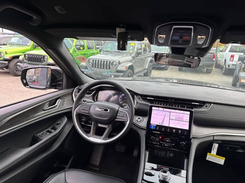 New 2025 Jeep Grand Cherokee Limited w/ Black Appearance Package image 34