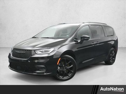 Used 2025 Chrysler Pacifica Limited image 1