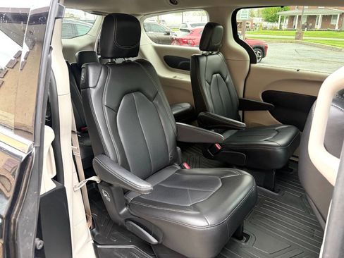 Used 2023 Chrysler Pacifica Touring-L FWD image 8