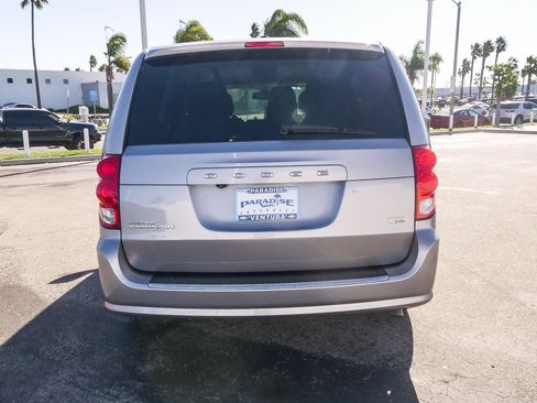 Used 2018 Dodge Grand Caravan SE w/ UConnect Hands-Free Group image 8