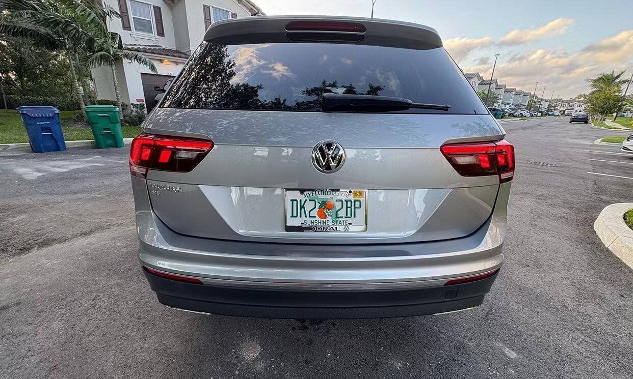 Used 2021 Volkswagen Tiguan SE w/ Panoramic Sunroof Package FWD image 4