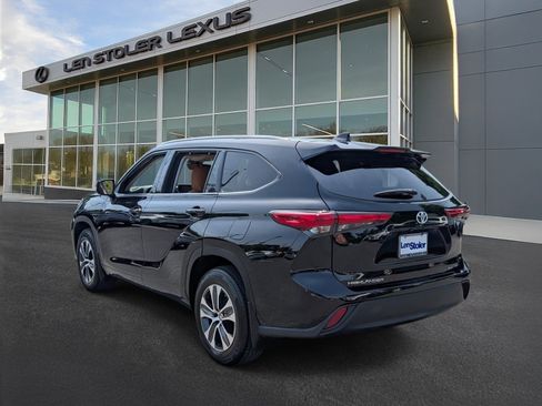 Used 2022 Toyota Highlander XLE AWD/4WD image 5