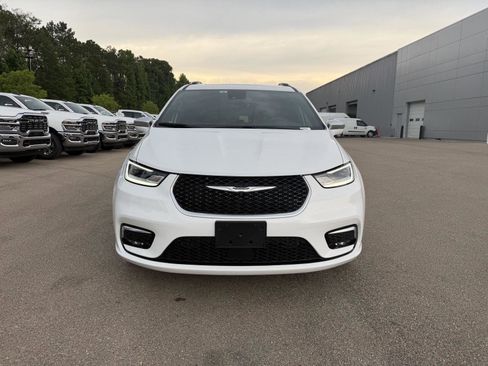 Used 2024 Chrysler Pacifica Pinnacle AWD/4WD image 2
