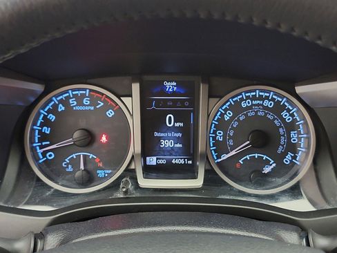 Used 2017 Toyota Tacoma SR5 w/ Tow Package RWD image 9