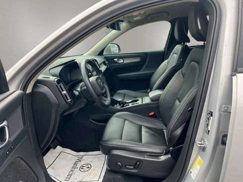 Used 2023 Volvo XC40 B4 Core FWD image 23