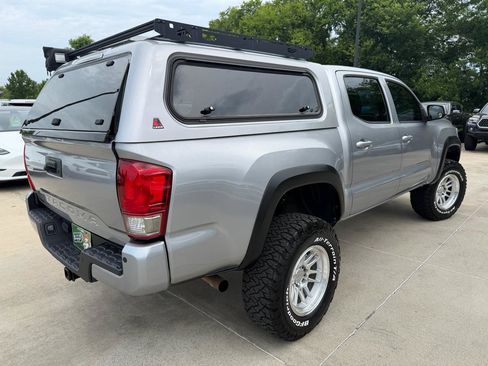 Used 2017 Toyota Tacoma TRD Sport AWD/4WD image 5
