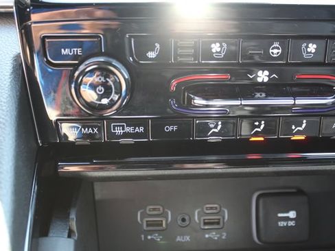 Used 2023 Jeep Grand Cherokee L Summit w/ Luxury Tech Group V AWD/4WD image 28