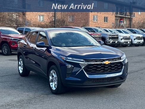Used 2024 Chevrolet Trax LS w/ LS Convenience Package image 4