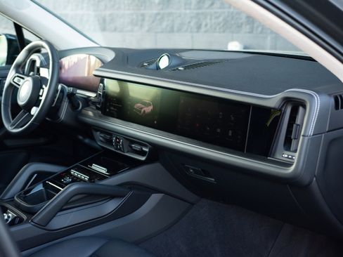 Certified 2025 Porsche Cayenne GTS image 27