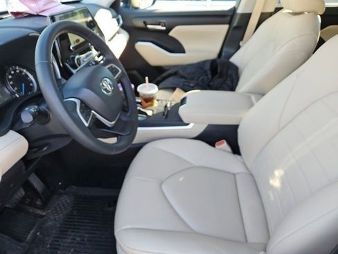 Used 2025 Toyota Highlander XLE image 4