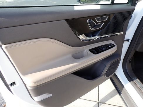 Used 2022 Lincoln Corsair AWD w/ Premium Package image 19