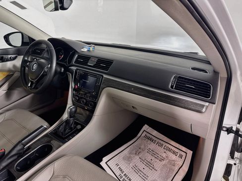 Used 2018 Volkswagen Passat 2.0T SE FWD image 36