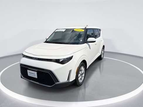 Used 2025 Kia Soul LX w/ LX Technology Package FWD image 4