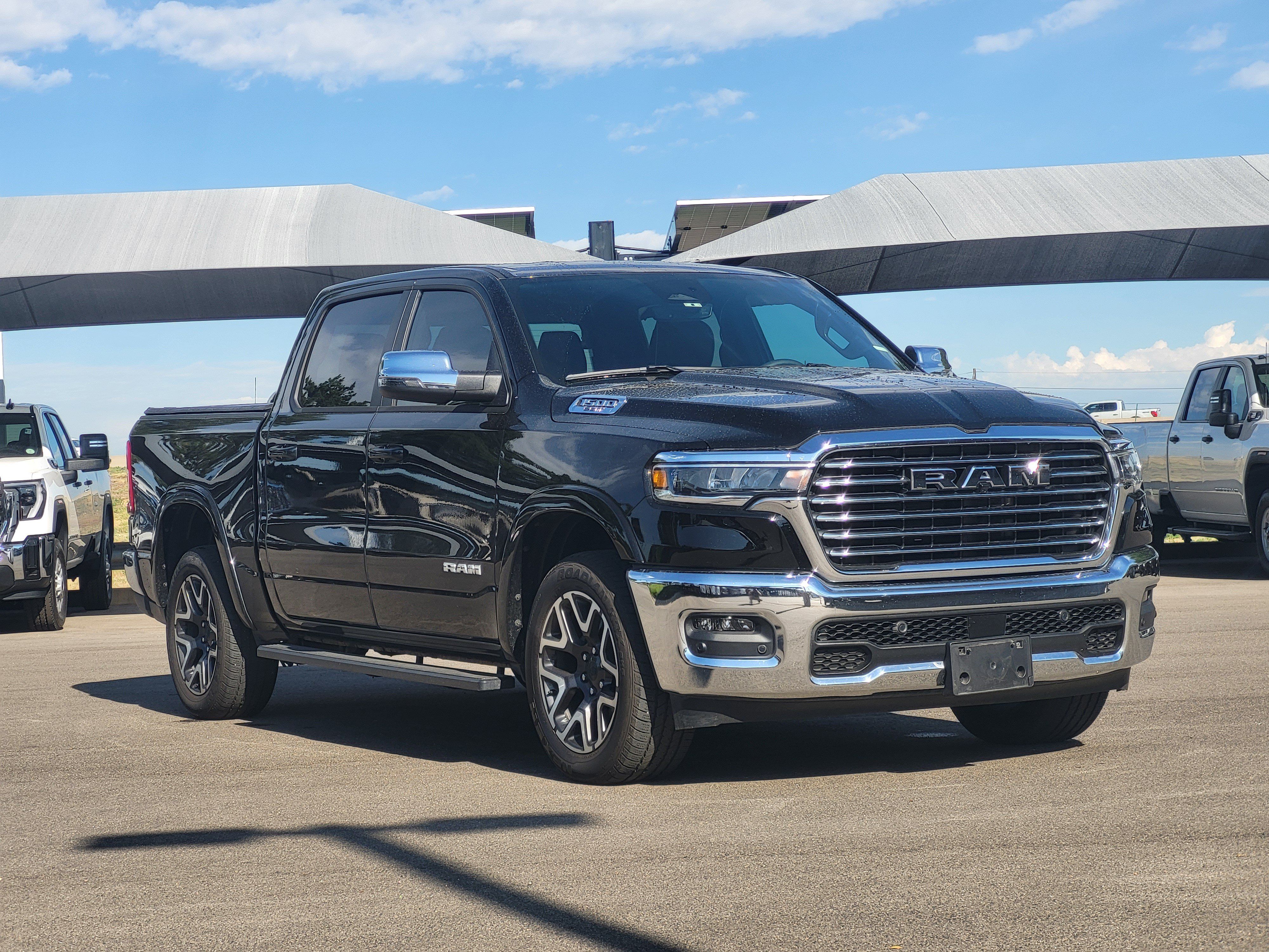 Used 2025 RAM 1500 Laramie AWD/4WD image 3