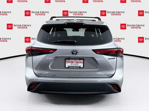 Used 2022 Toyota Highlander XLE AWD/4WD image 6