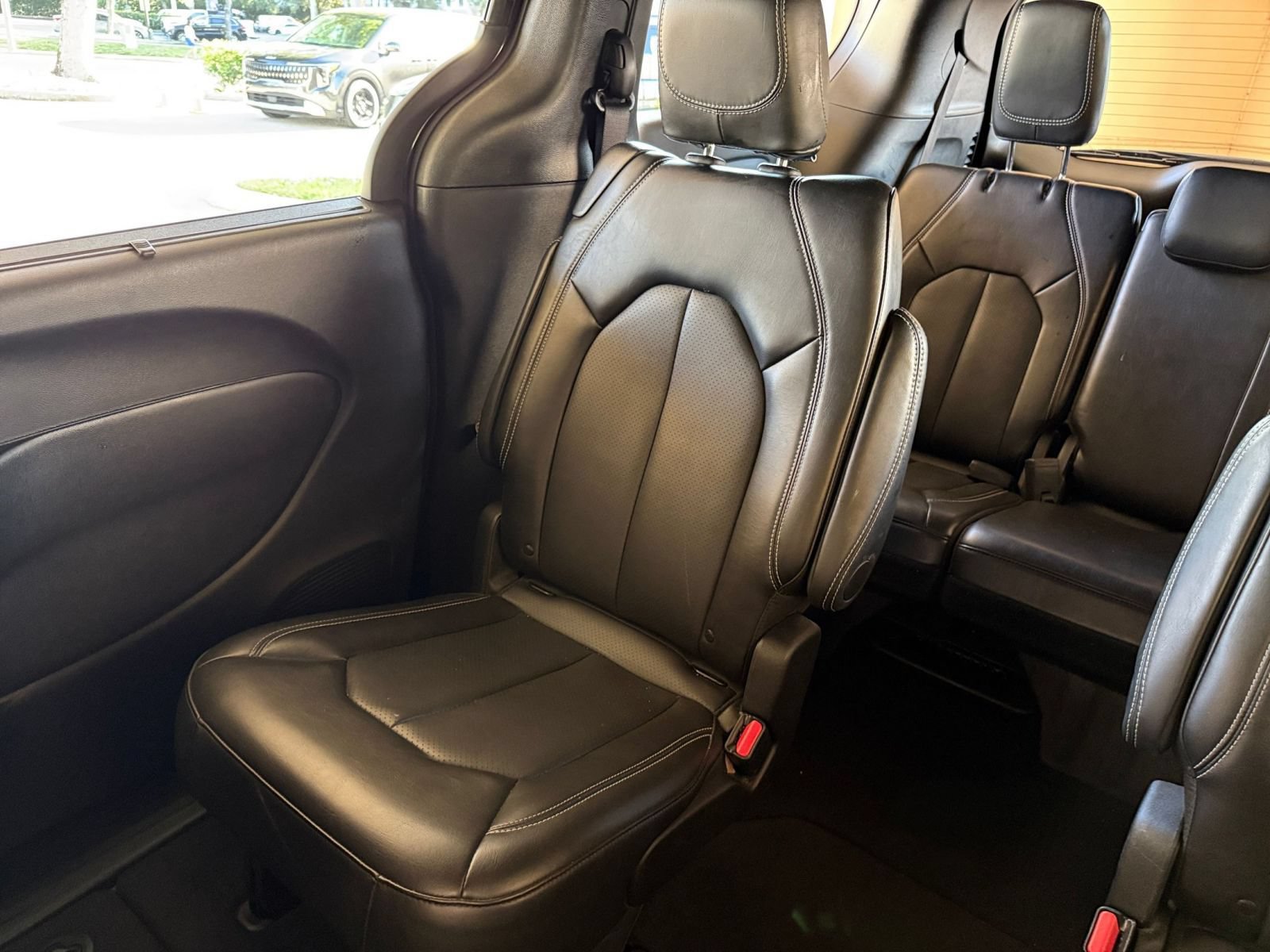 Used 2025 Chrysler Pacifica Select FWD image 41
