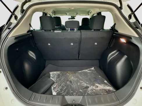 Used 2025 Nissan Leaf S image 29