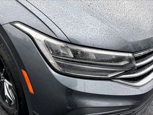 Used 2022 Volkswagen Tiguan SE w/ Panoramic Sunroof Package image 28