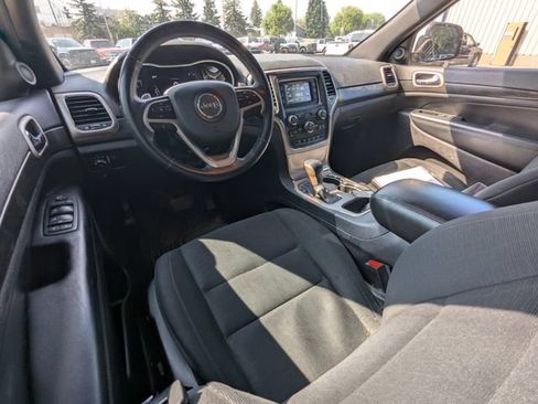 Used 2017 Jeep Grand Cherokee Laredo w/ Quick Order Package 23E AWD/4WD image 2