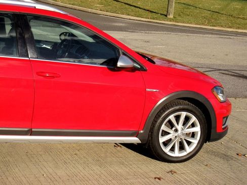 Used 2017 Volkswagen Golf Alltrack SEL image 10