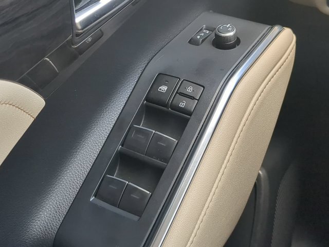 Used 2023 Toyota Highlander Limited FWD image 31