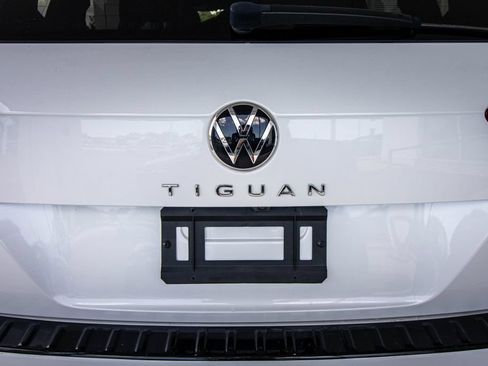 Certified 2023 Volkswagen Tiguan SE R-Line FWD image 15