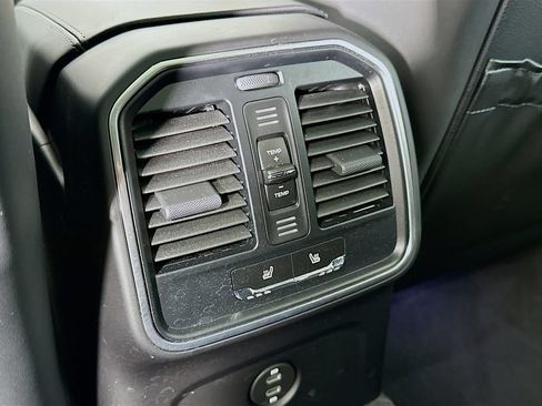 Certified 2025 Porsche Macan AWD/4WD image 27