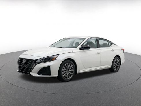 Used 2025 Nissan Altima 2.5 SV FWD image 3