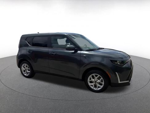 Used 2025 Kia Soul LX w/ LX Technology Package image 2