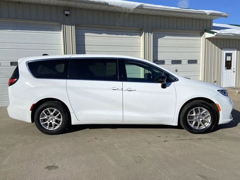 Used 2024 Chrysler Pacifica Touring-L image 7