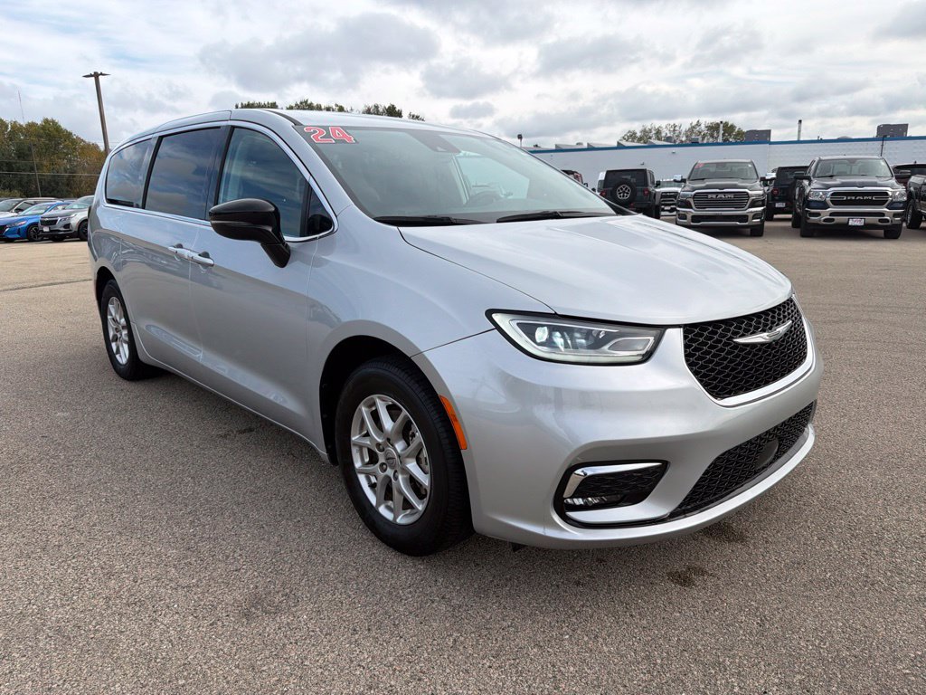 Used 2024 Chrysler Pacifica Touring-L FWD image 3