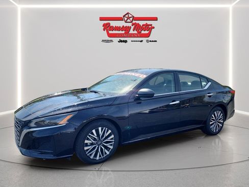 Used 2024 Nissan Altima 2.5 SV image 1