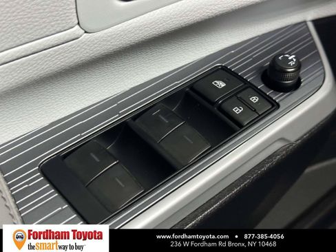 Used 2026 Toyota Sienna LE FWD image 21