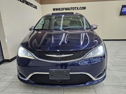 Used 2017 Chrysler Pacifica Limited FWD image 3