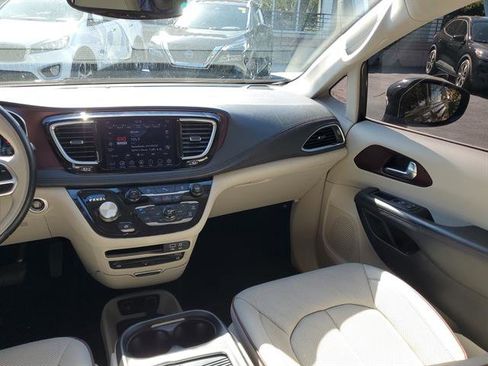 Used 2020 Chrysler Pacifica Limited w/ Tire & Wheel Group image 18